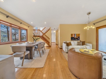 16 Carthay Cir, Newton, Massachusetts, 3 Bedrooms Bedrooms, 7 Rooms Rooms,3.5 BathroomsBathrooms,Residential Lease,For Rent,Carthay Cir,73477229