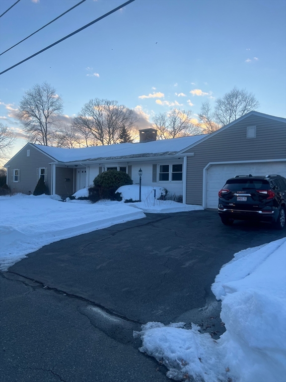 131 Chateau Drive, Somerset, Massachusetts, 3 Bedrooms Bedrooms, 6 Rooms Rooms,2 BathroomsBathrooms,Residential,For Sale,Chateau Drive,73477236