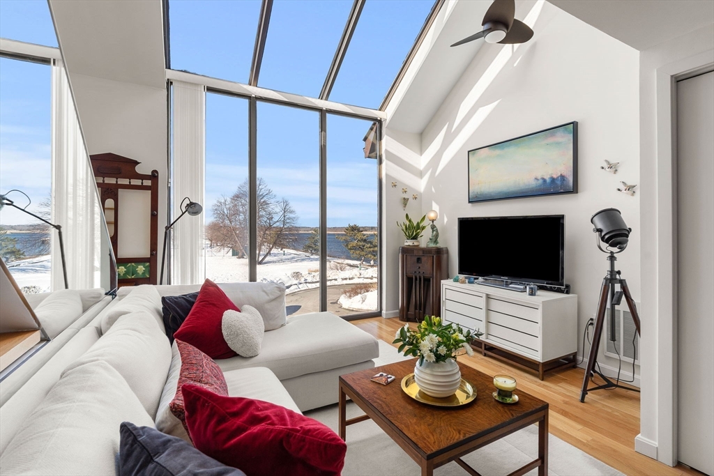 126 Merrimac St, Newburyport, Massachusetts, 2 Bedrooms Bedrooms, 5 Rooms Rooms,2.5 BathroomsBathrooms,Residential Lease,For Rent,Merrimac St,73477313