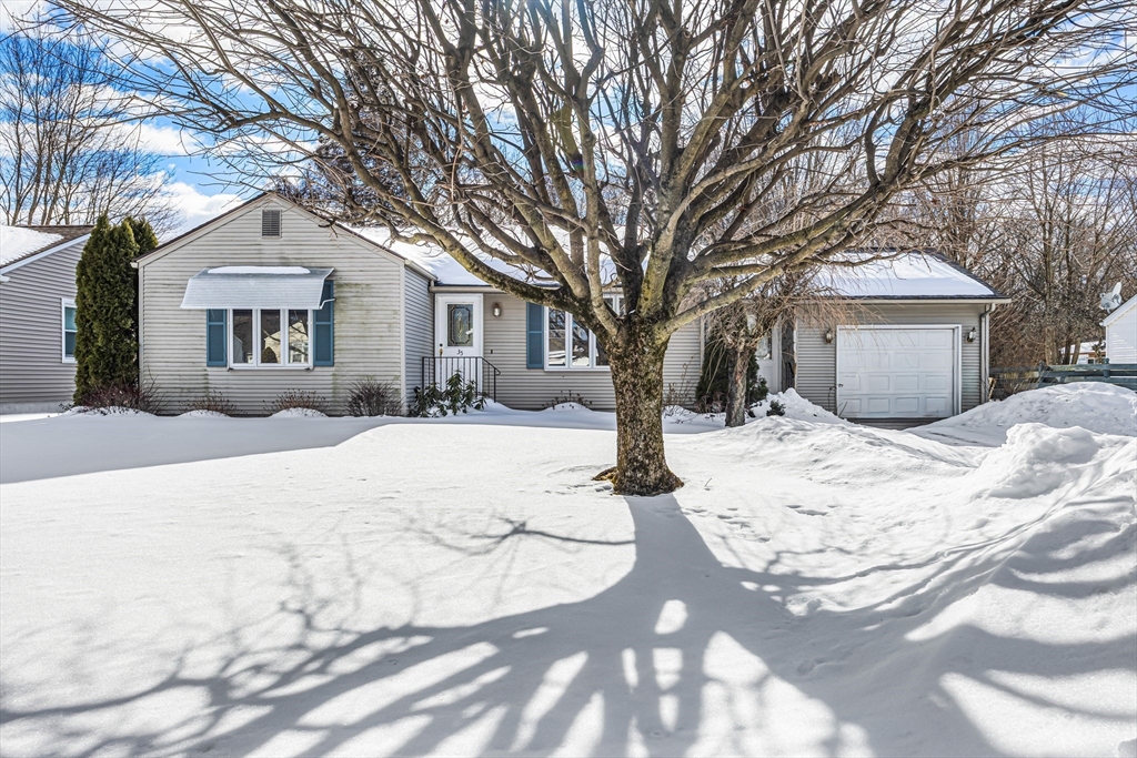 35 Silvin Rd, Chicopee, Massachusetts, 3 Bedrooms Bedrooms, 5 Rooms Rooms,1 BathroomBathrooms,Residential,For Sale,Silvin Rd,73477374