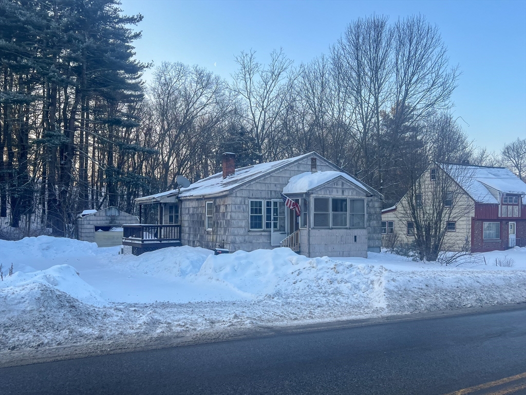 71 Charlton St, Oxford, Massachusetts, 2 Bedrooms Bedrooms, 4 Rooms Rooms,1 BathroomBathrooms,Residential,For Sale,Charlton St,73477462