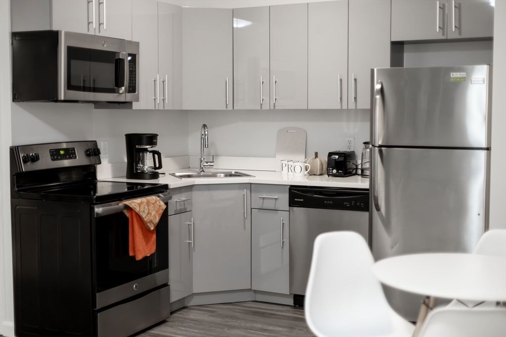 1505 Commonwealth Ave, Boston, Massachusetts, 2 Bedrooms Bedrooms, 3 Rooms Rooms,2 BathroomsBathrooms,Residential Lease,For Rent,Commonwealth Ave,73477473