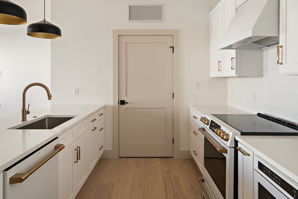 1025 Massachusetts Avenue, Arlington, Massachusetts, 2 Bedrooms Bedrooms, 5 Rooms Rooms,2 BathroomsBathrooms,Residential Lease,For Rent,Massachusetts Avenue,73477490