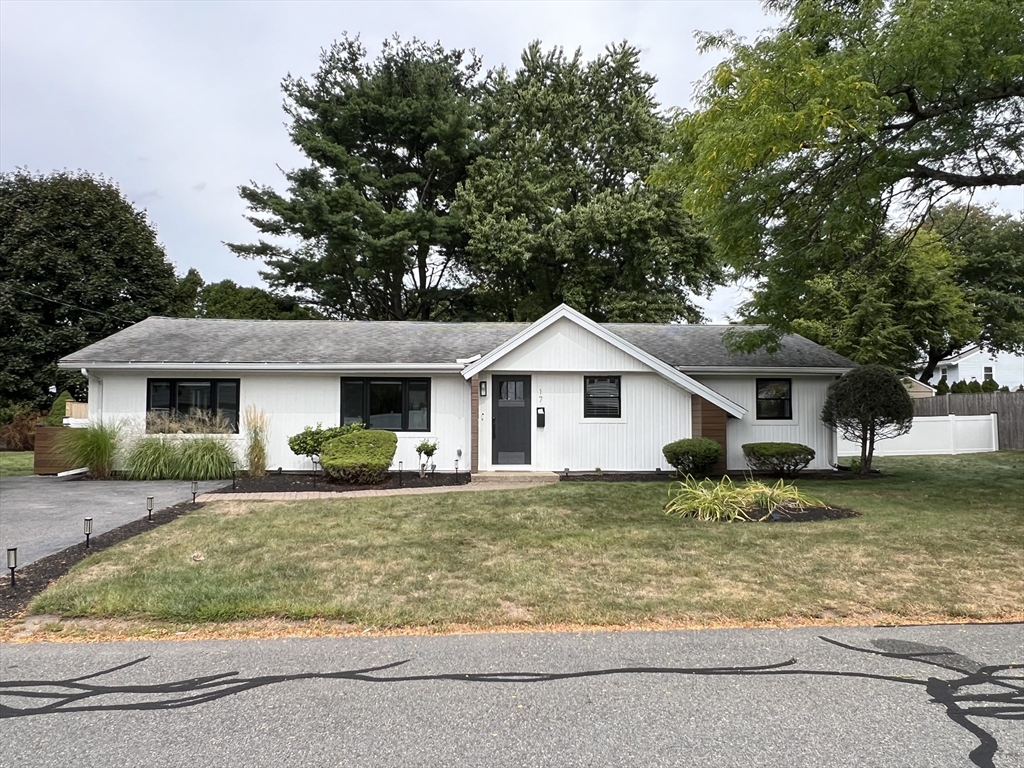 17 Margaret Rd, Stoneham, Massachusetts, 4 Bedrooms Bedrooms, 7 Rooms Rooms,2 BathroomsBathrooms,Residential Lease,For Rent,Margaret Rd,73477555