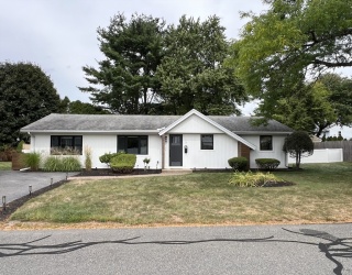 17 Margaret Rd, Stoneham, Massachusetts, 4 Bedrooms Bedrooms, 7 Rooms Rooms,2 BathroomsBathrooms,Residential Lease,For Rent,Margaret Rd,73477555