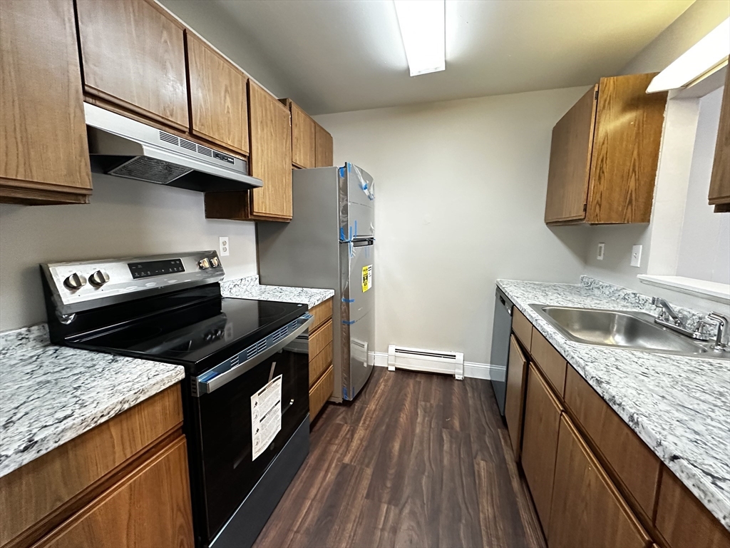 174 High St, Holyoke, Massachusetts, 1 Bedroom Bedrooms, 4 Rooms Rooms,1 BathroomBathrooms,Residential Lease,For Rent,High St,73477561