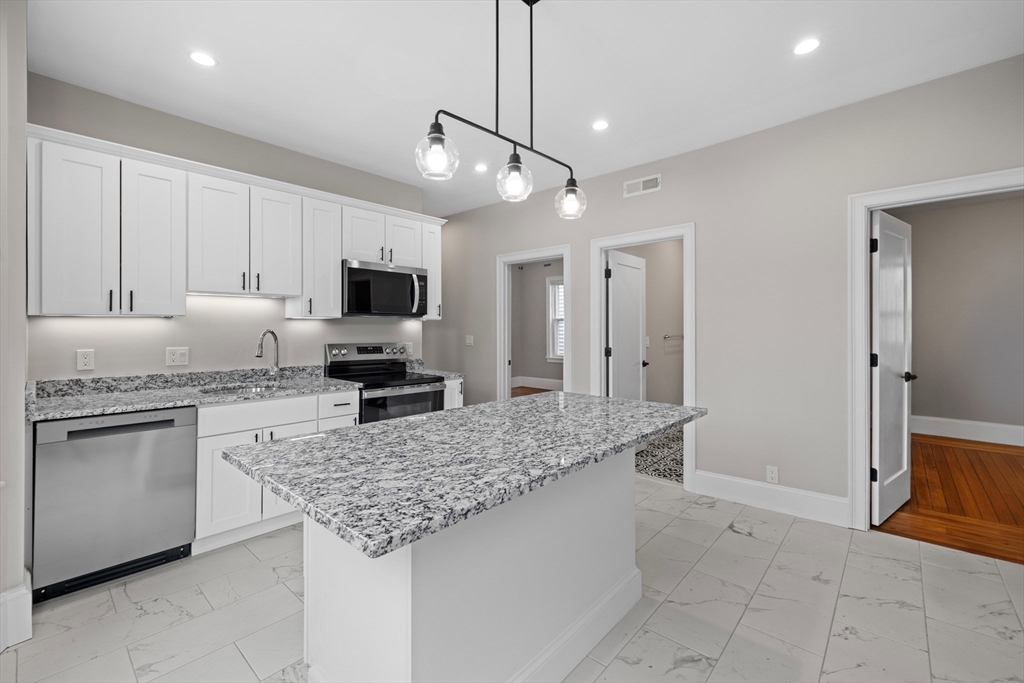 921-923 E Broadway, Boston, Massachusetts, 4 Bedrooms Bedrooms, 6 Rooms Rooms,2 BathroomsBathrooms,Residential Lease,For Rent,E Broadway,73477566