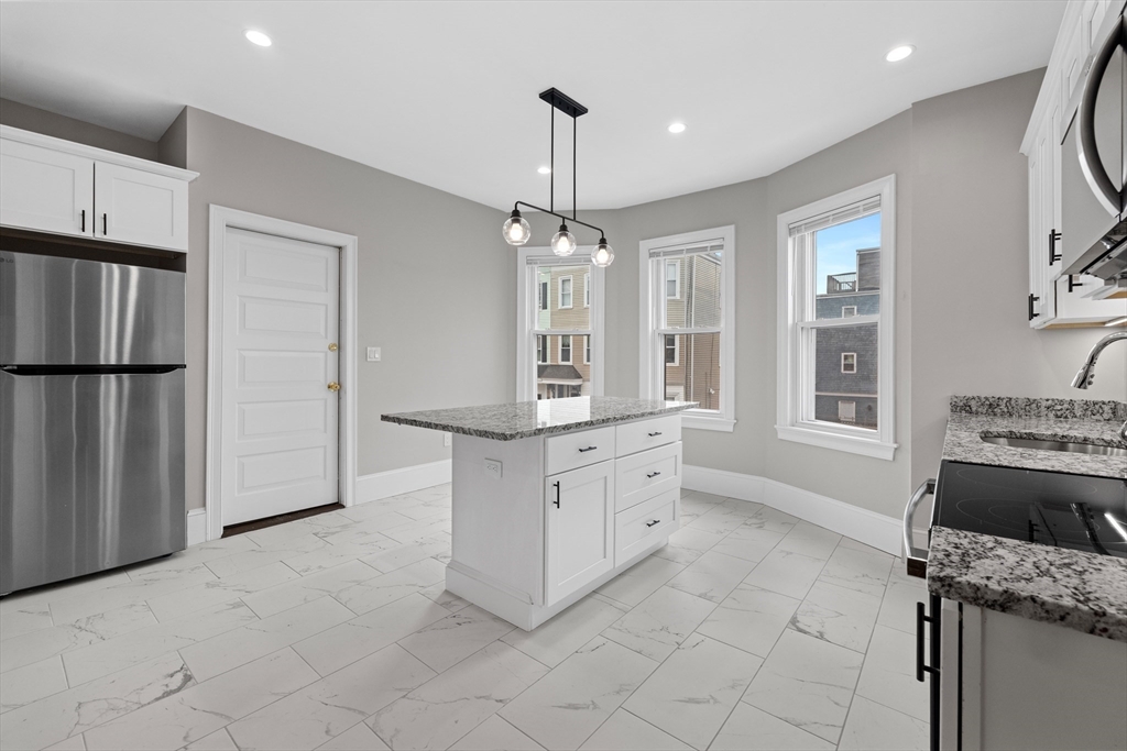 921-923 E Broadway, Boston, Massachusetts, 4 Bedrooms Bedrooms, 6 Rooms Rooms,2 BathroomsBathrooms,Residential Lease,For Rent,E Broadway,73477567