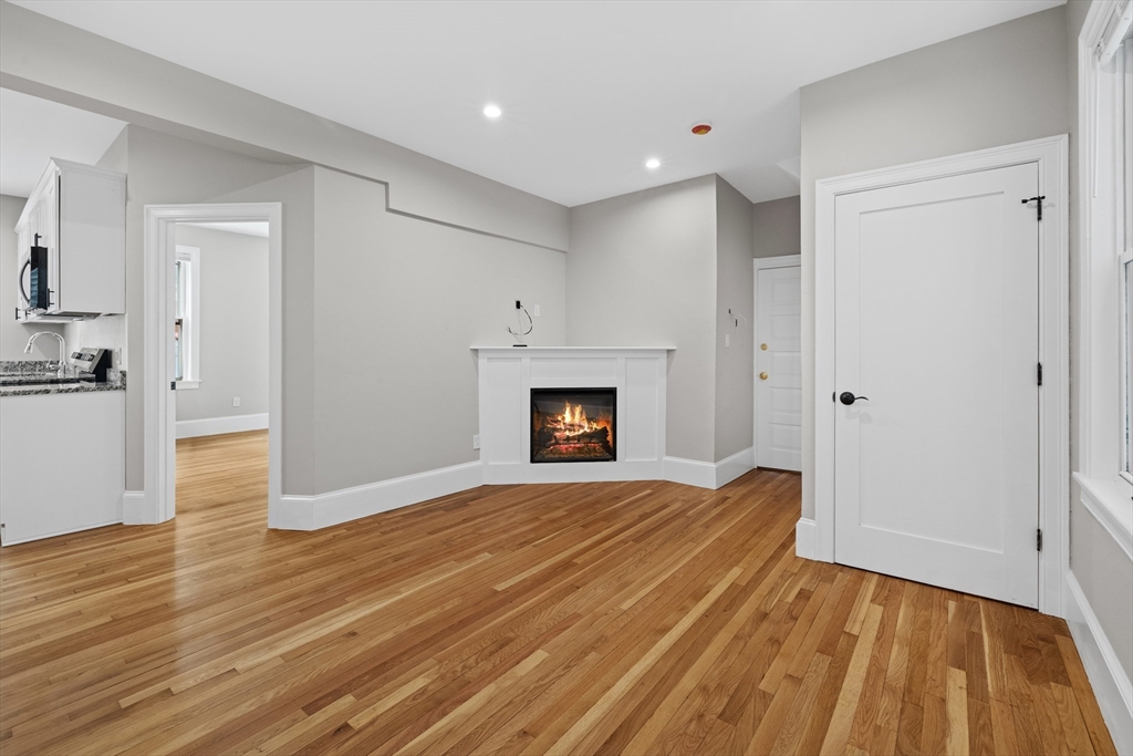 921-923 E Broadway, Boston, Massachusetts, 2 Bedrooms Bedrooms, 4 Rooms Rooms,1 BathroomBathrooms,Residential Lease,For Rent,E Broadway,73477570