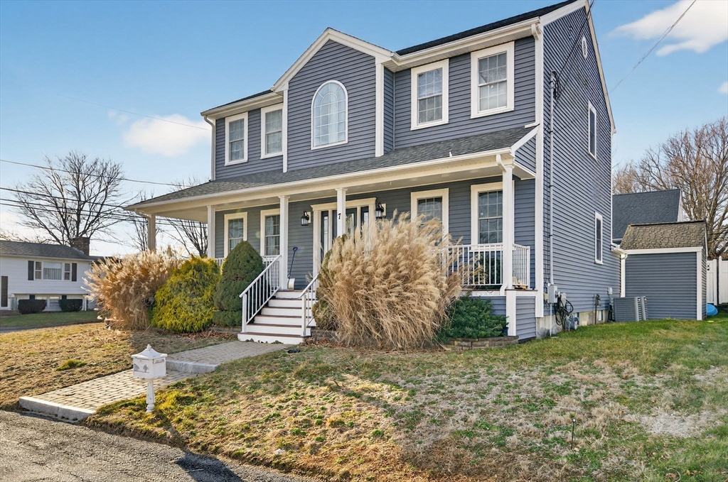 7 Bradley Ave, Somerset, Massachusetts, 3 Bedrooms Bedrooms, 6 Rooms Rooms,3 BathroomsBathrooms,Residential,For Sale,Bradley Ave,73477496