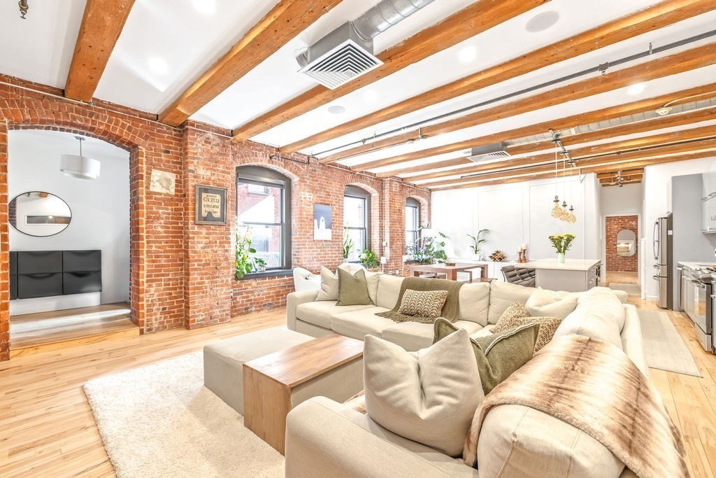 21 Wormwood St, Boston, Massachusetts, 3 Bedrooms Bedrooms, 4 Rooms Rooms,2.5 BathroomsBathrooms,Residential,For Sale,Wormwood St,73477638