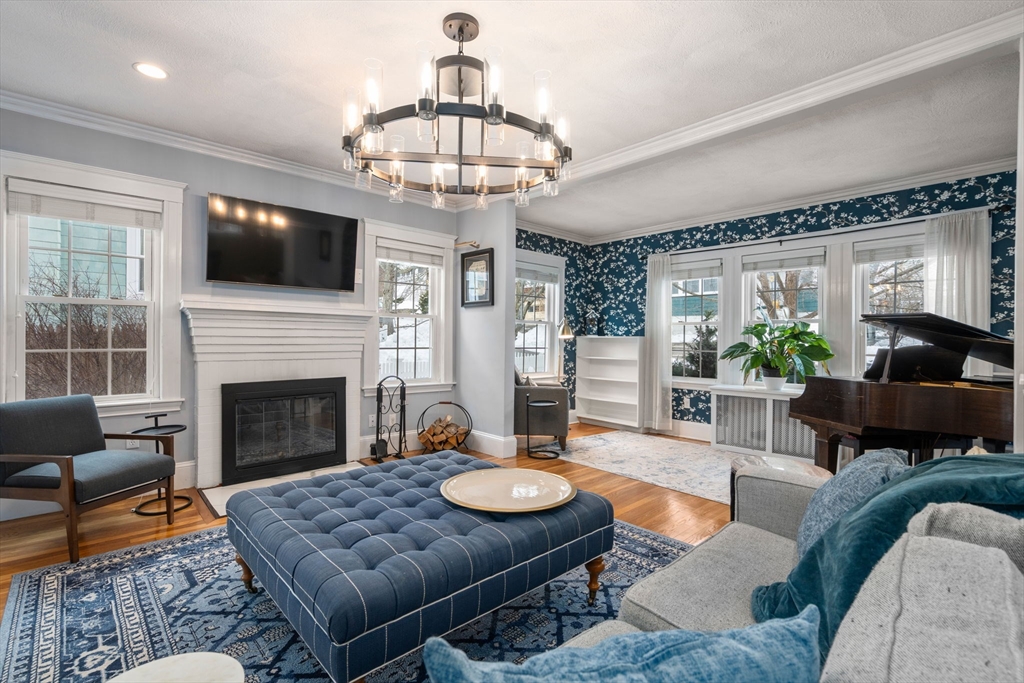 10 Grayson St, Boston, Massachusetts, 4 Bedrooms Bedrooms, 7 Rooms Rooms,1.5 BathroomsBathrooms,Residential,For Sale,Grayson St,73477700