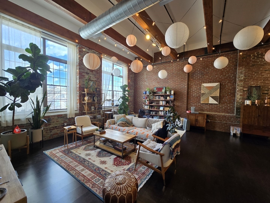 154 W 2nd St, Boston, Massachusetts, 2 Bedrooms Bedrooms, 6 Rooms Rooms,2 BathroomsBathrooms,Residential Lease,For Rent,W 2nd St,73477744