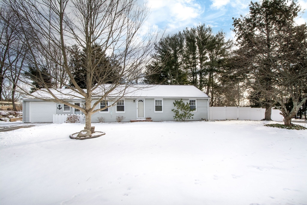 1 Chestnut St, Kingston, Massachusetts, 3 Bedrooms Bedrooms, 6 Rooms Rooms,1 BathroomBathrooms,Residential,For Sale,Chestnut St,73466877