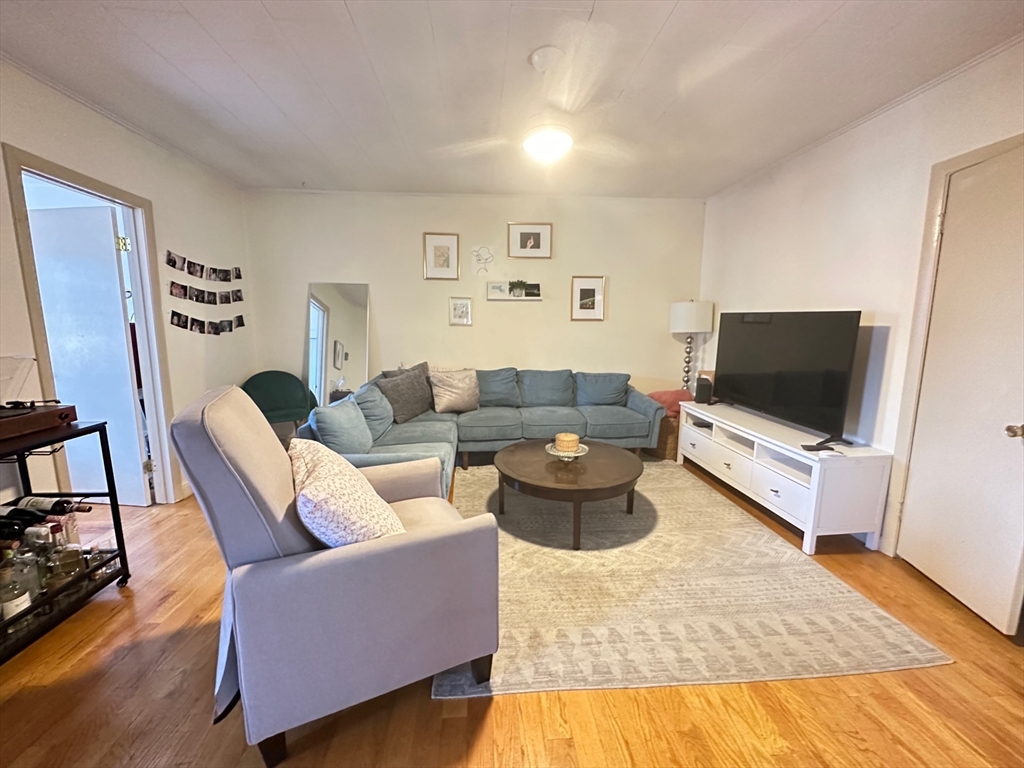 5 Battery St, Boston, Massachusetts, 3 Bedrooms Bedrooms, 6 Rooms Rooms,1 BathroomBathrooms,Residential Lease,For Rent,Battery St,73477895