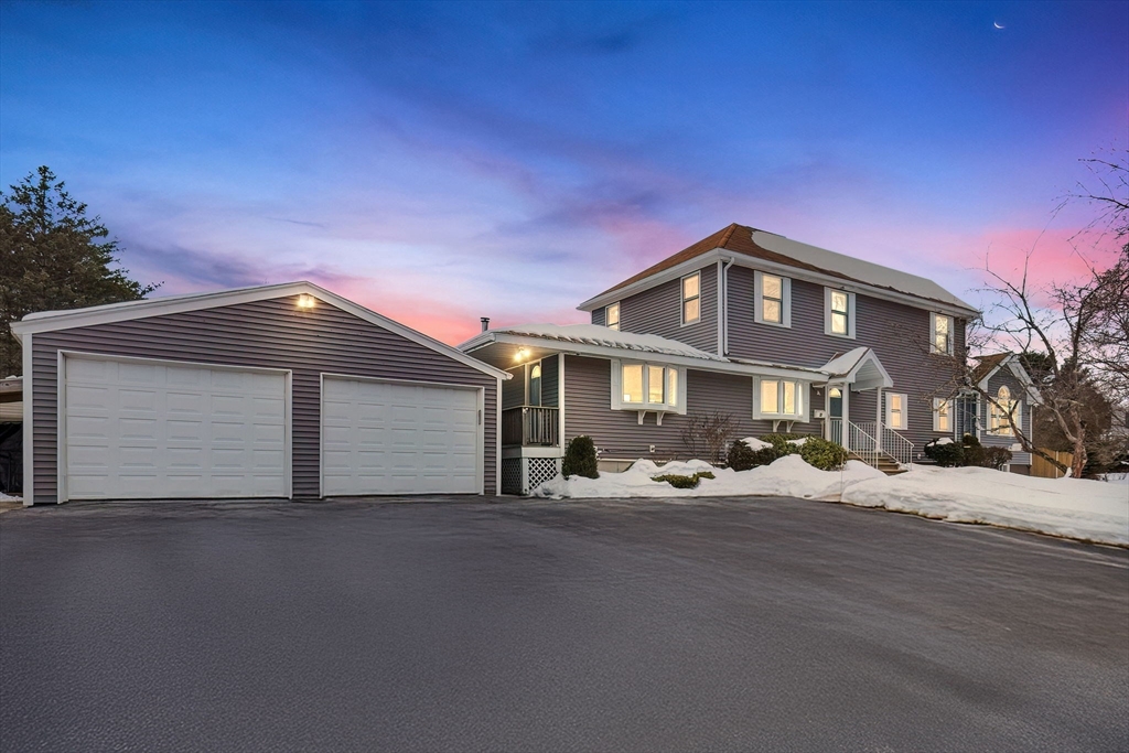 40 Glen Dr, Peabody, Massachusetts, 5 Bedrooms Bedrooms, 8 Rooms Rooms,4.5 BathroomsBathrooms,Residential,For Sale,Glen Dr,73477891