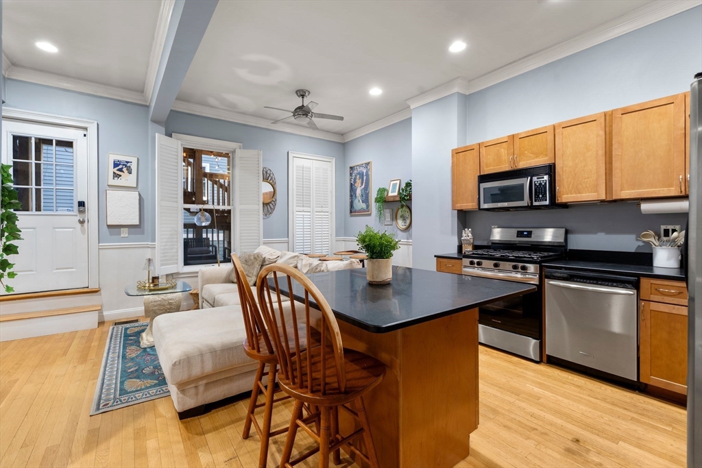691 East 8th Street, Boston, Massachusetts, 2 Bedrooms Bedrooms, 4 Rooms Rooms,2 BathroomsBathrooms,Residential,For Sale,East 8th Street,73478098