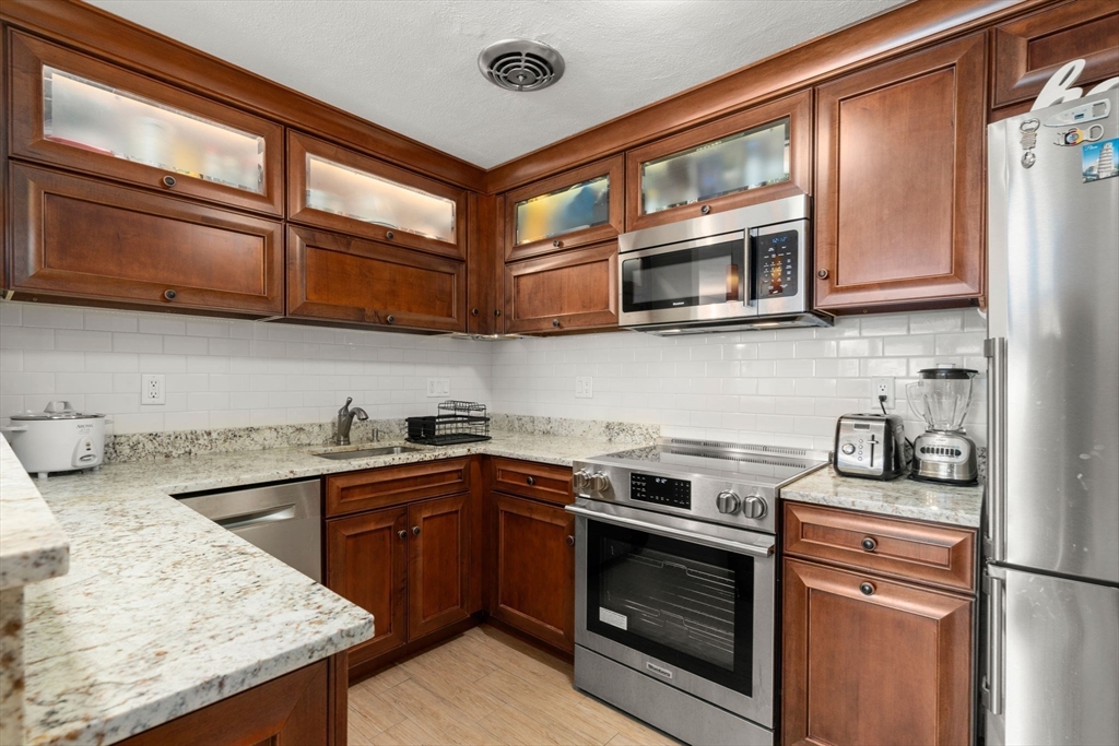 31 Warren St, Waltham, Massachusetts, 2 Bedrooms Bedrooms, 4 Rooms Rooms,1 BathroomBathrooms,Residential,For Sale,Warren St,73478121