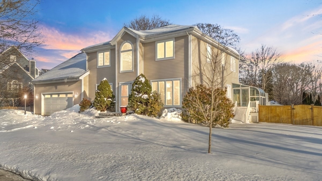 1-A Independence Circle, Beverly, Massachusetts, 4 Bedrooms Bedrooms, 11 Rooms Rooms,3 BathroomsBathrooms,Residential,For Sale,Independence Circle,73478126