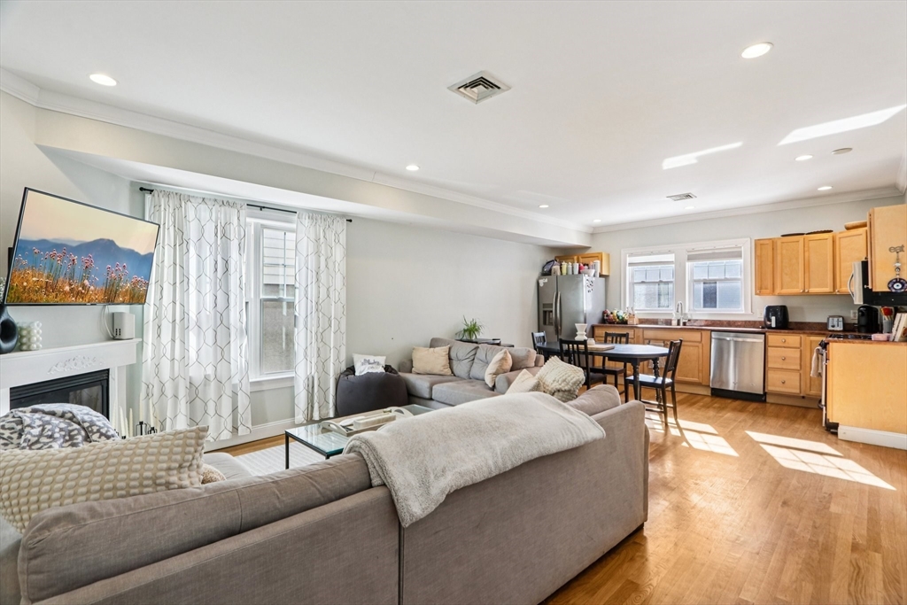 108 Emerson St, Boston, Massachusetts, 3 Bedrooms Bedrooms, 6 Rooms Rooms,3 BathroomsBathrooms,Residential,For Sale,Emerson St,73478253