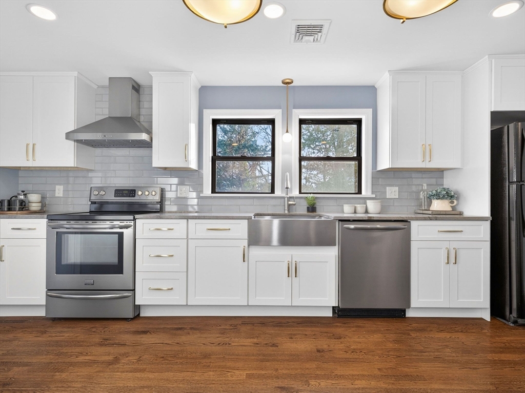 10 Chipman St, Medford, Massachusetts, 3 Bedrooms Bedrooms, 7 Rooms Rooms,1 BathroomBathrooms,Residential,For Sale,Chipman St,73478273