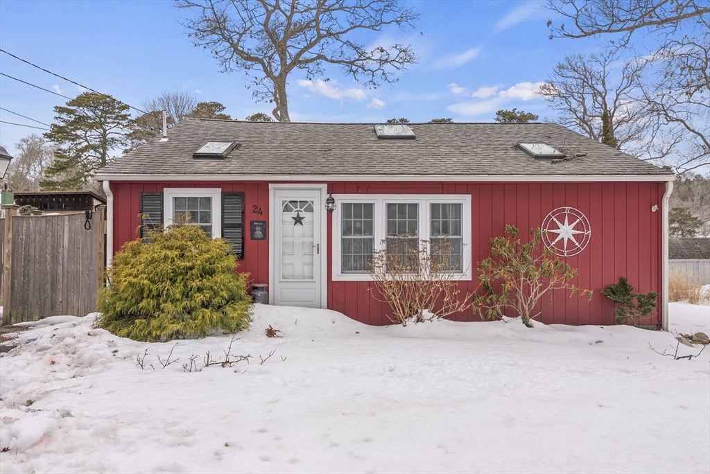 24 East Rd, Mashpee, Massachusetts, 2 Bedrooms Bedrooms, 4 Rooms Rooms,1 BathroomBathrooms,Residential,For Sale,East Rd,73478180