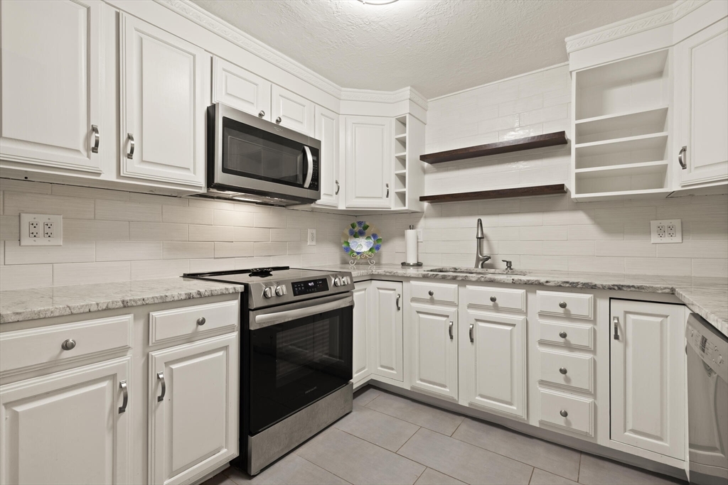 42 Second Ave, North Attleboro, Massachusetts, 2 Bedrooms Bedrooms, 5 Rooms Rooms,1.5 BathroomsBathrooms,Residential,For Sale,Second Ave,73478218