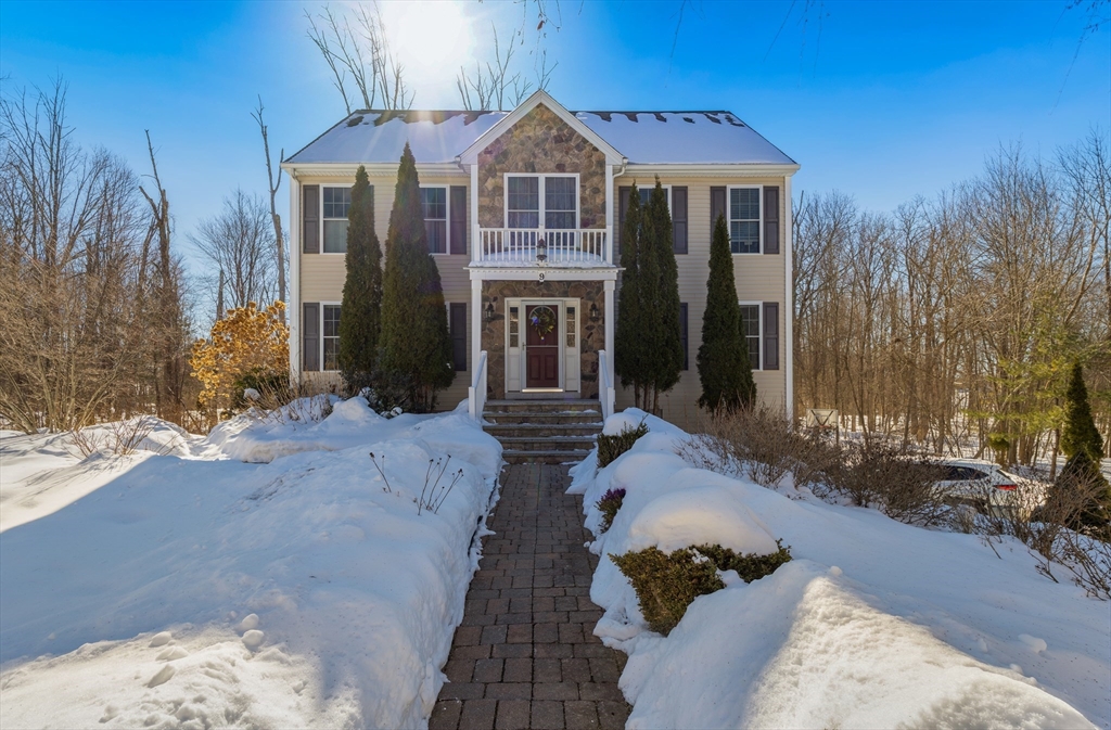 9 Falcon Ln, Haverhill, Massachusetts, 5 Bedrooms Bedrooms, 9 Rooms Rooms,2.5 BathroomsBathrooms,Residential,For Sale,Falcon Ln,73478328