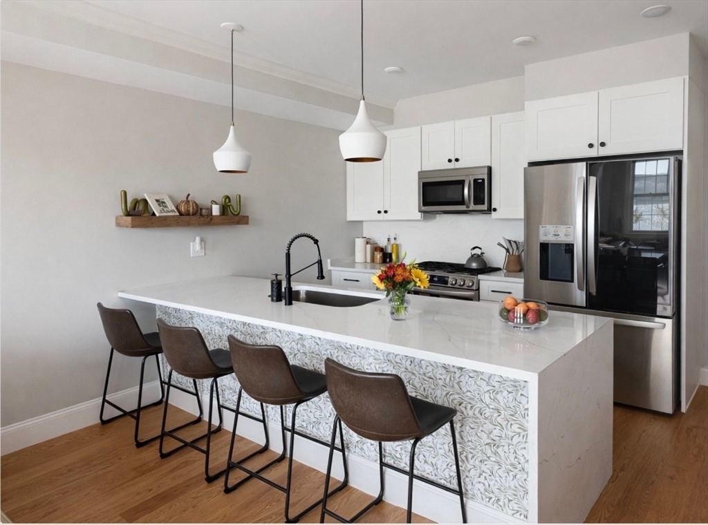 33 Boardman Street, Boston, Massachusetts, 2 Bedrooms Bedrooms, 5 Rooms Rooms,2 BathroomsBathrooms,Residential Lease,For Rent,Boardman Street,73478332