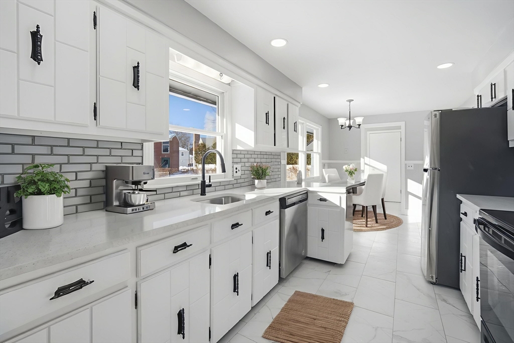 87 Clarendon Ave, Chicopee, Massachusetts, 6 Bedrooms Bedrooms, 8 Rooms Rooms,3 BathroomsBathrooms,Residential,For Sale,Clarendon Ave,73459701