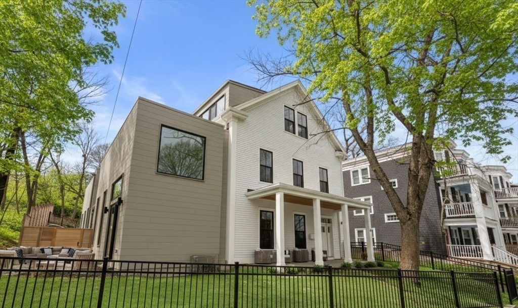 44 Robeson St, Boston, Massachusetts, 6 Bedrooms Bedrooms, 15 Rooms Rooms,3.5 BathroomsBathrooms,Residential,For Sale,Robeson St,73478492