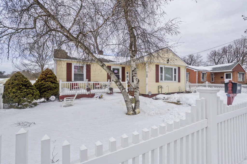1730 Carew St, Springfield, Massachusetts, 4 Bedrooms Bedrooms, 5 Rooms Rooms,2 BathroomsBathrooms,Residential,For Sale,Carew St,73478496