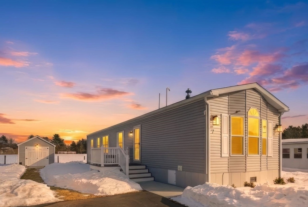 7 1st Ave, Westfield, Massachusetts, 2 Bedrooms Bedrooms, 4 Rooms Rooms,2 BathroomsBathrooms,Residential,For Sale,1st Ave,73478508