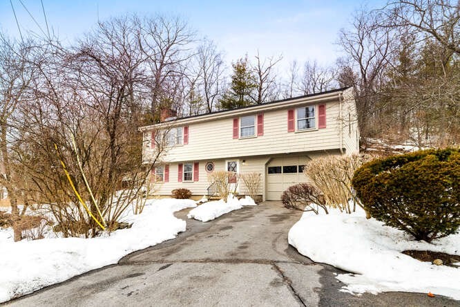 11 Ludlow Ave, Wakefield, Massachusetts, 3 Bedrooms Bedrooms, 6 Rooms Rooms,1.5 BathroomsBathrooms,Residential,For Sale,Ludlow Ave,73478551