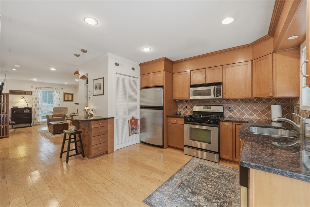 1155 Dickinson St, Springfield, Massachusetts, 2 Bedrooms Bedrooms, 5 Rooms Rooms,1.5 BathroomsBathrooms,Residential,For Sale,Dickinson St,73478554