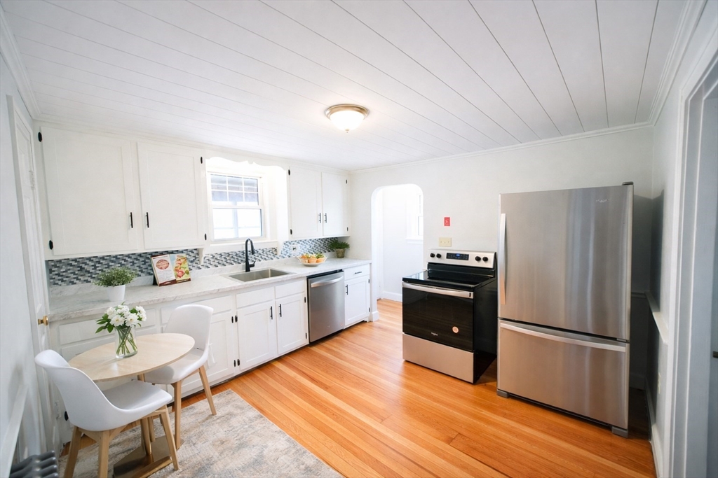 14 Paul Revere Rd, Arlington, Massachusetts, 2 Bedrooms Bedrooms, 5 Rooms Rooms,1 BathroomBathrooms,Residential Lease,For Rent,Paul Revere Rd,73478569