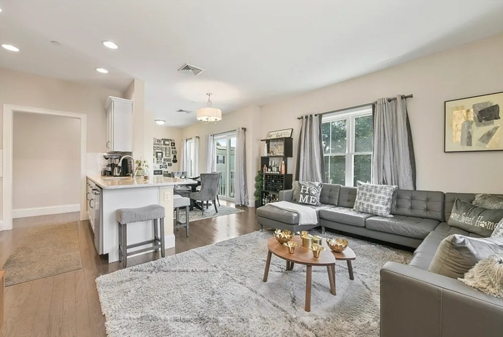 443 Essex St, Swampscott, Massachusetts, 2 Bedrooms Bedrooms, 6 Rooms Rooms,2 BathroomsBathrooms,Residential Lease,For Rent,Essex St,73478574