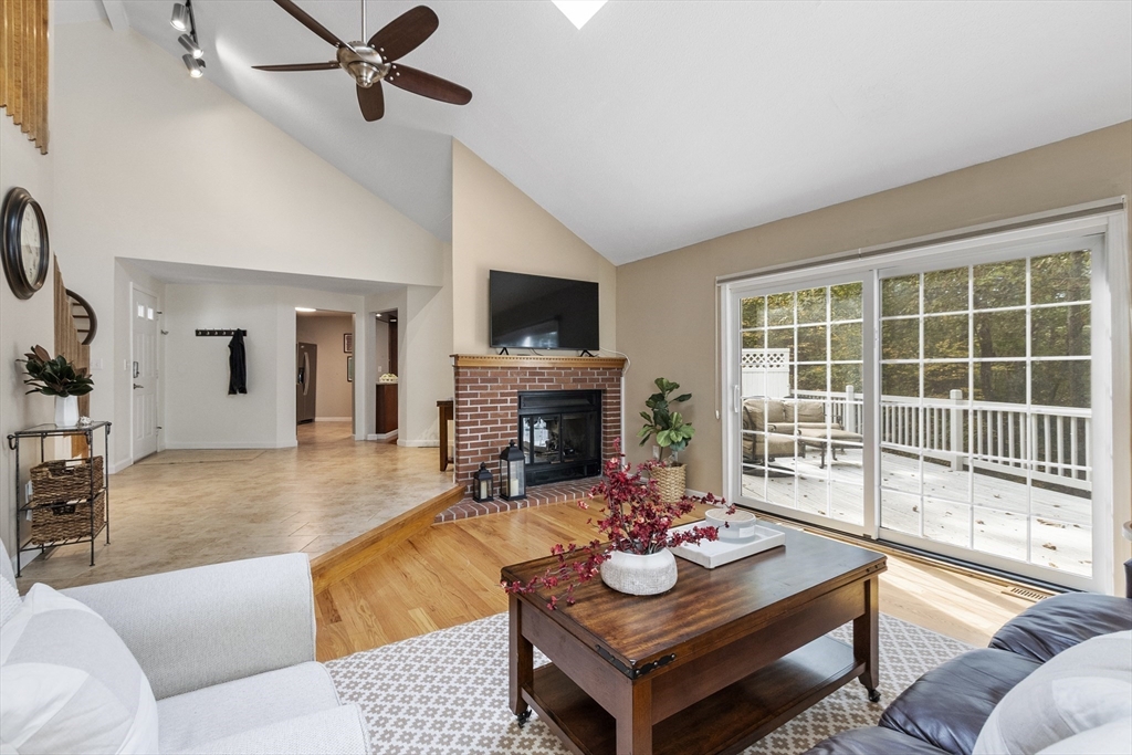 18B Pilgrim Dr, Westford, Massachusetts, 3 Bedrooms Bedrooms, 7 Rooms Rooms,2 BathroomsBathrooms,Residential,For Sale,Pilgrim Dr,73478448