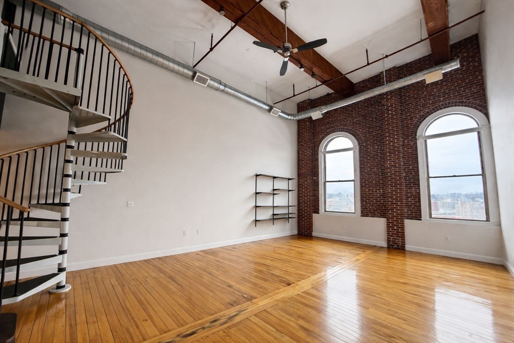 10 Kearney Sq, Lowell, Massachusetts, 1 Bedroom Bedrooms, 4 Rooms Rooms,1 BathroomBathrooms,Residential,For Sale,Kearney Sq,73478477