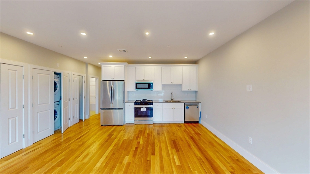 509 E 5th, Boston, Massachusetts, 4 Bedrooms Bedrooms, 5 Rooms Rooms,3 BathroomsBathrooms,Residential Lease,For Rent,E 5th,73407283