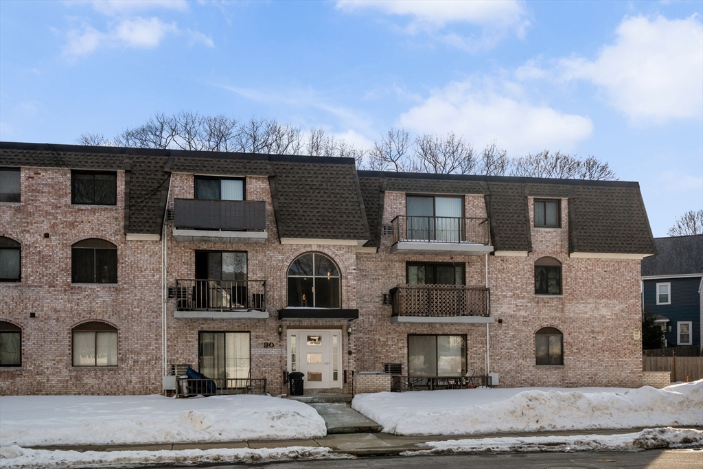 90 High St, Dedham, Massachusetts, 1 Bedroom Bedrooms, 3 Rooms Rooms,1 BathroomBathrooms,Residential,For Sale,High St,73478674