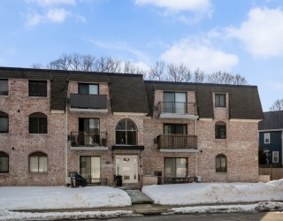 90 High St, Dedham, Massachusetts, 1 Bedroom Bedrooms, 3 Rooms Rooms,1 BathroomBathrooms,Residential,For Sale,High St,73478674