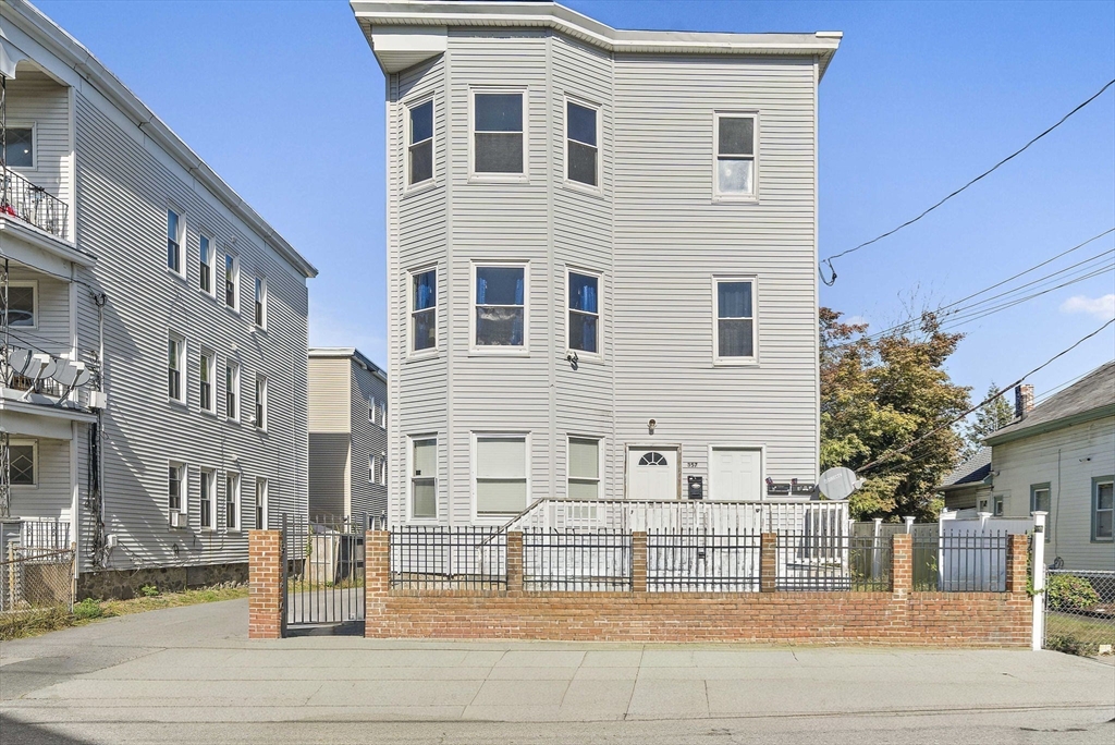 357 Howard St, Lawrence, Massachusetts, 4 Bedrooms Bedrooms, 6 Rooms Rooms,1 BathroomBathrooms,Residential Lease,For Rent,Howard St,73457651