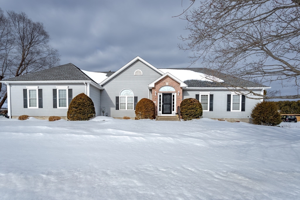 61 Plantation Cir, Westfield, Massachusetts, 3 Bedrooms Bedrooms, 8 Rooms Rooms,2 BathroomsBathrooms,Residential,For Sale,Plantation Cir,73478597
