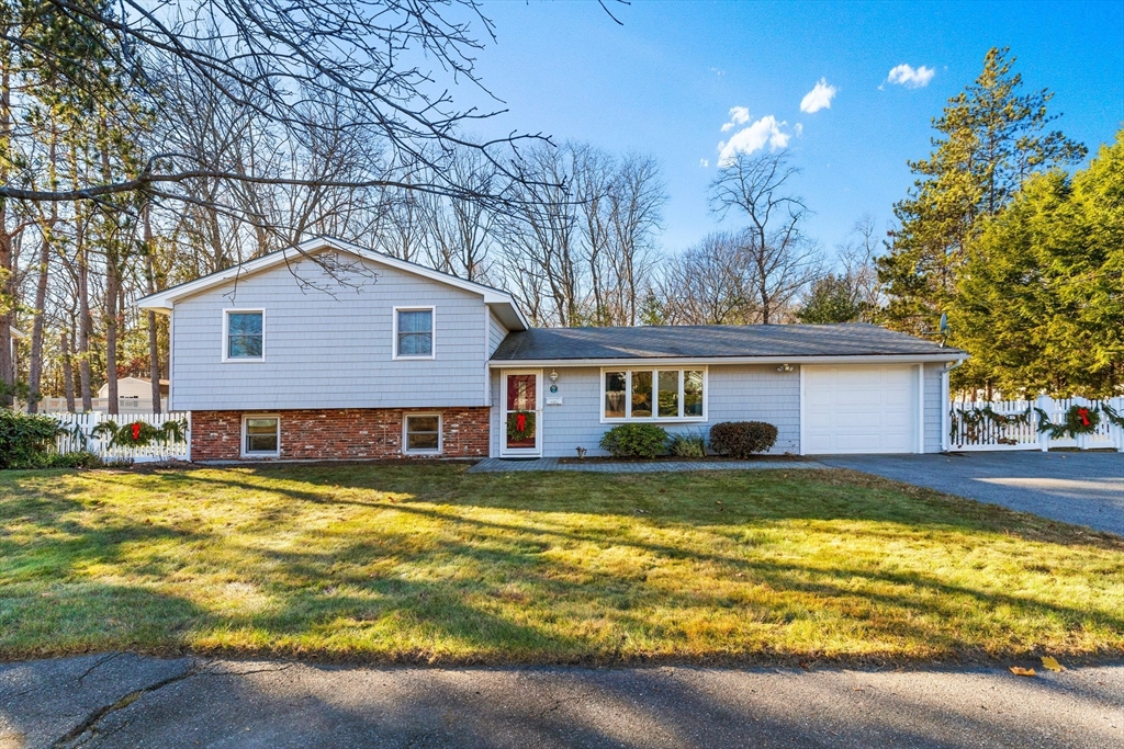 62 Catherine Drive, Peabody, Massachusetts, 3 Bedrooms Bedrooms, 6 Rooms Rooms,2.5 BathroomsBathrooms,Residential,For Sale,Catherine Drive,73449349