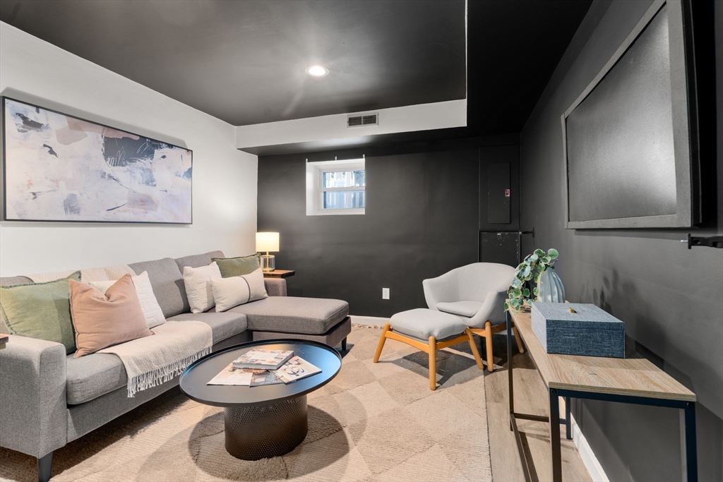 6 Watson St, Cambridge, Massachusetts, 2 Bedrooms Bedrooms, 6 Rooms Rooms,2 BathroomsBathrooms,Residential,For Sale,Watson St,73478781