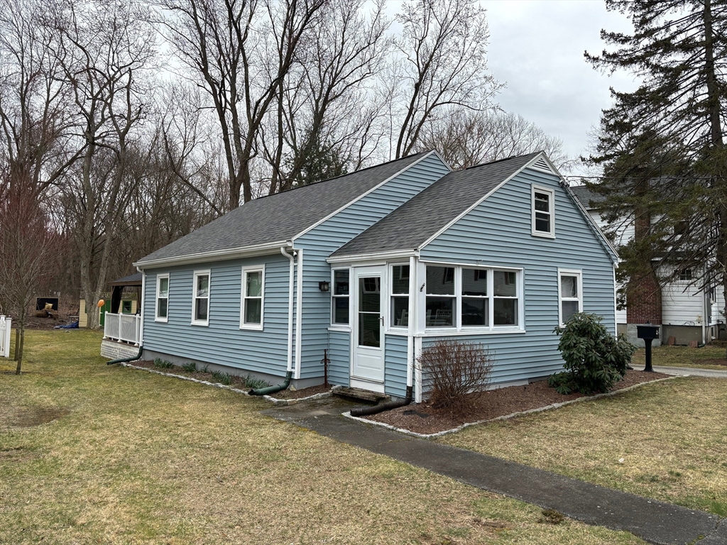 20 Pinevale Ave, Reading, Massachusetts, 2 Bedrooms Bedrooms, 4 Rooms Rooms,1 BathroomBathrooms,Residential,For Sale,Pinevale Ave,73473965