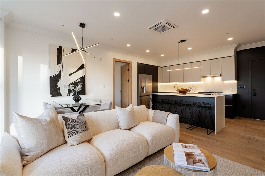 388 Washington Street, Quincy, Massachusetts, 2 Bedrooms Bedrooms, 4 Rooms Rooms,2 BathroomsBathrooms,Residential,For Sale,Washington Street,73478800