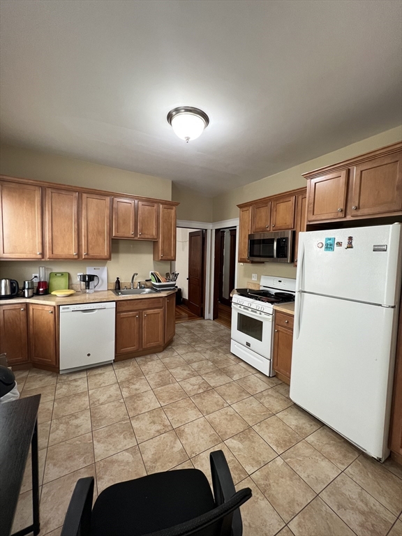 223 Holland St, Somerville, Massachusetts, 3 Bedrooms Bedrooms, 5 Rooms Rooms,1 BathroomBathrooms,Residential Lease,For Rent,Holland St,73478832