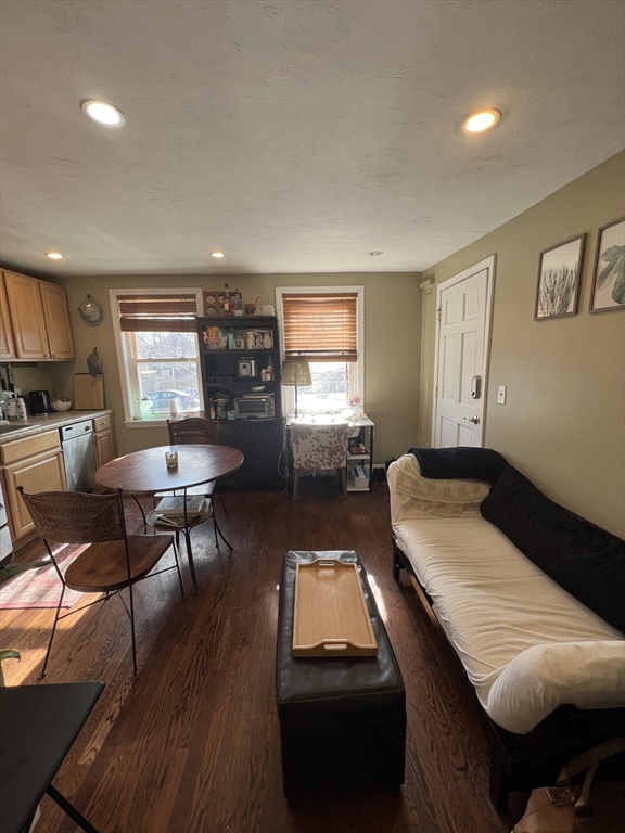 735 Somerville Ave, Somerville, Massachusetts, 2 Rooms Rooms,1 BathroomBathrooms,Residential Lease,For Rent,Somerville Ave,73478826